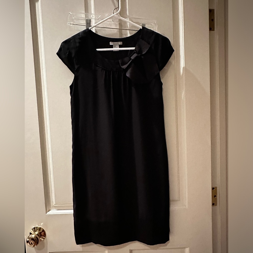 Women’s H&M black cocktail dress with bow. Size 2.